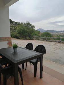 アルダレスにあるLa solana de turon. El pinoのパティオ(黒いテーブル、椅子付)