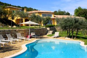 een villa met een zwembad voor een huis bij Villa Callas, piscine, calme et vue panoramique in Callas