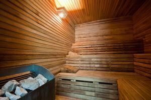 una sauna con paredes de madera y suelo de madera en Terrazas de Carilo en Cariló