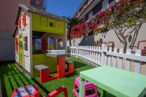 Večerní zábavní program pro hosty v ubytování Duerming Velero Apartamentos