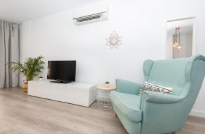 Televízia a/alebo spoločenská miestnosť v ubytovaní Fantásticos Lofts Malagueta