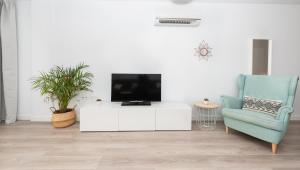 Televízia a/alebo spoločenská miestnosť v ubytovaní Fantásticos Lofts Malagueta