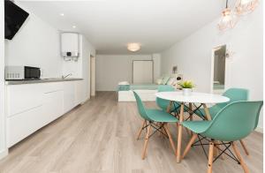 Televízia a/alebo spoločenská miestnosť v ubytovaní Fantásticos Lofts Malagueta