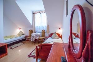 a room with two beds and a mirror at Pensjonat U Bogusi in Berezka