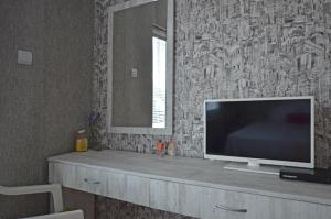 クラネヴォにあるBistra Guest Roomsの薄型テレビ(キャビネットの上に設置)