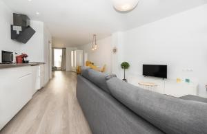 Televízia a/alebo spoločenská miestnosť v ubytovaní Fantásticos Lofts Malagueta