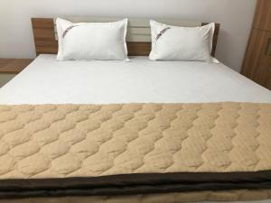Кровать или кровати в номере LAKSHMI TOURIST HOME