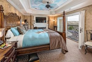 Un pat sau paturi într-o cameră la Cameo Heights Mansion and The Vine Fine Dining Restaurant