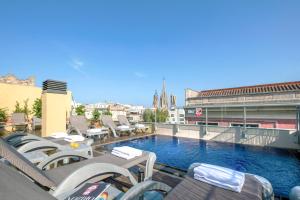 Swimmingpoolen hos eller tæt på Catedral Bas Apartments by Aspasios