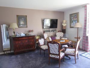 萊薩布勒－多洛訥的住宿－Les galets de Cayola，客厅配有桌椅和电视。