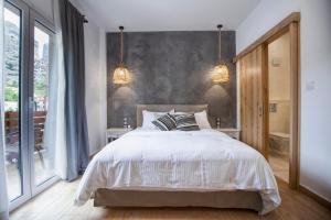 Postel nebo postele na pokoji v ubytování Oikia guesthouse