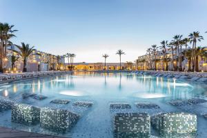 A piscina localizada em Grand Palladium White Island Resort & Spa - All Inclusive ou nos arredores