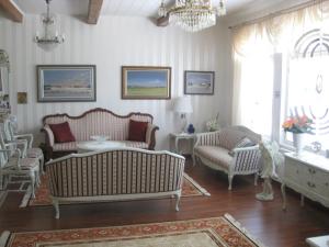 uma sala de estar com dois sofás e um lustre em Kotimajoitus Hella Härmä em Kauhava