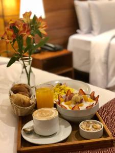 ein Tablett mit Frühstücksspeisen auf einem Tisch in einem Hotelzimmer in der Unterkunft Gringo Bill's Cusco in Cusco