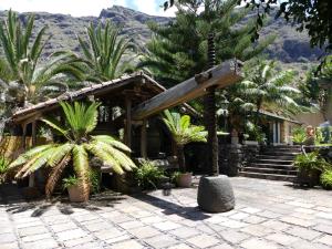 ein Resort mit Palmen und einem Gebäude in der Unterkunft Finca San Antonio in Los Realejos