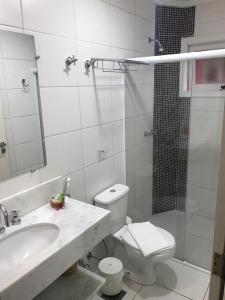 La salle de bains est pourvue de toilettes, d'un lavabo et d'une douche. dans l'établissement Pousada Cana Caiana, à Parati