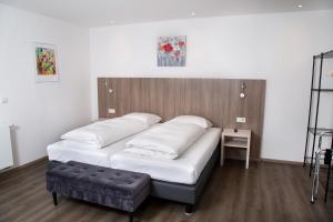 Säng eller sängar i ett rum på sevenDays Hotel and Boardinghouse Kirchheim
