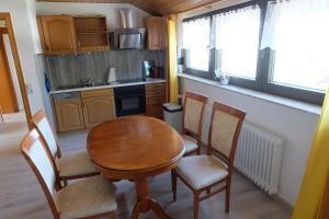 a small kitchen with a wooden table and chairs at Ferienwohnung in Dierdorf in Dierdorf