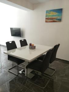 Televízia a/alebo spoločenská miestnosť v ubytovaní APARTMENT SUNNY PARADISE, Center of Split