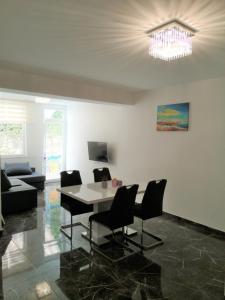 Televízia a/alebo spoločenská miestnosť v ubytovaní APARTMENT SUNNY PARADISE, Center of Split