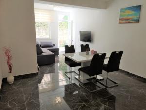 Televízia a/alebo spoločenská miestnosť v ubytovaní APARTMENT SUNNY PARADISE, Center of Split