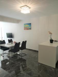Televízia a/alebo spoločenská miestnosť v ubytovaní APARTMENT SUNNY PARADISE, Center of Split