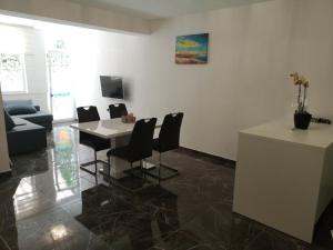 Televízia a/alebo spoločenská miestnosť v ubytovaní APARTMENT SUNNY PARADISE, Center of Split
