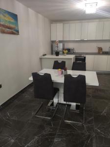 Kuchyňa alebo kuchynka v ubytovaní APARTMENT SUNNY PARADISE, Center of Split