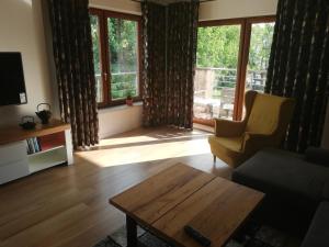Televízia a/alebo spoločenská miestnosť v ubytovaní Gdynia Orlowo Honey Apartment