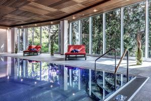 Bazén v ubytování Blatter's Arosa Hotel & Bella Vista SPA nebo v jeho okolí