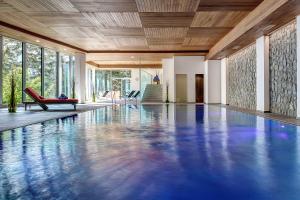 Bazén v ubytování Blatter's Arosa Hotel & Bella Vista SPA nebo v jeho okolí