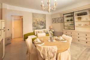 a kitchen and living room with a table and a couch at Appartamento Biancospino in Abbadia San Salvatore