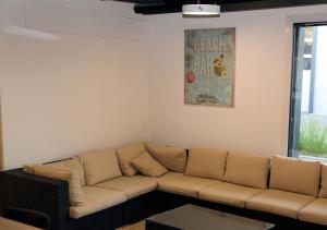 Uma área de estar em BeachIN - Sport, Events, Hotel, Restaurant, Bar