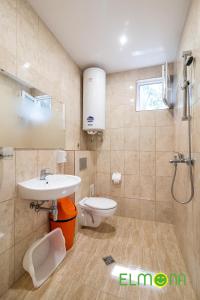 Koupelna v ubytování Elmona Villas