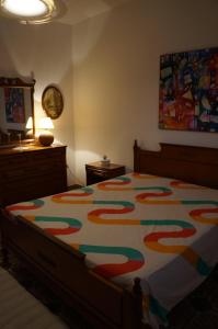 een slaapkamer met een bed met een kleurrijk dekbed bij CASA DONNA GILDA in Lecce