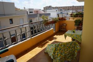 een balkon met 2 stoelen en een tafel op een gebouw bij CASA DONNA GILDA in Lecce