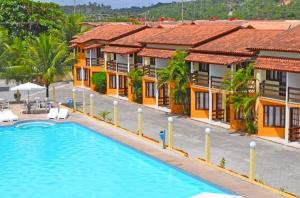 - une vue sur un complexe avec une piscine dans l'établissement Resid. Village do Bosque - Tonziro, à Porto Seguro