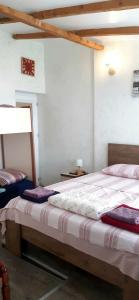 um quarto com uma cama grande num quarto em TJ Guest House em Makhinjauri