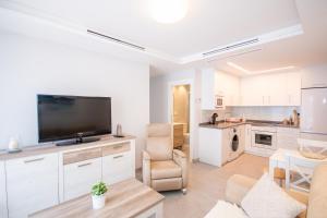 A kitchen or kitchenette at Cubo's Apartamento Tivoli B3