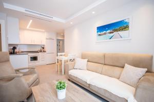A kitchen or kitchenette at Cubo's Apartamento Tivoli B3