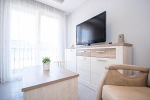 A television and/or entertainment centre at Cubo's Apartamento Tivoli B3