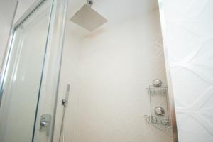 A bathroom at Cubo's Apartamento Tivoli B3 Még 24 kép