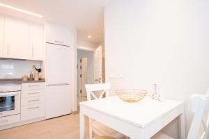 A kitchen or kitchenette at Cubo's Apartamento Tivoli B3