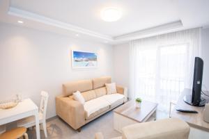 A television and/or entertainment centre at Cubo's Apartamento Tivoli B3