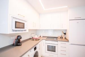 A kitchen or kitchenette at Cubo's Apartamento Tivoli B3