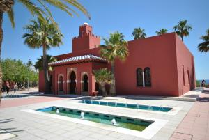 The swimming pool at or close to Cubo's Apartamento Tivoli B3