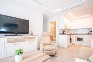 A kitchen or kitchenette at Cubo's Apartamento Tivoli B3