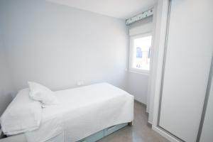 A bed or beds in a room at Cubo's Apartamento Tivoli B3
