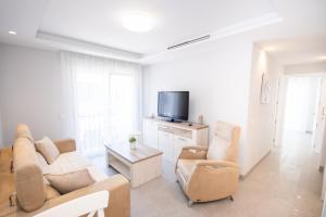 A television and/or entertainment centre at Cubo's Apartamento Tivoli B3