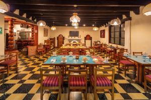 un ristorante con tavolo e sedie in camera di Regis Hotel Spa a Panajachel